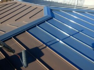 折板屋根の塗装施工中