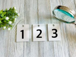 1・2・3の番号カードと虫眼鏡