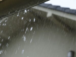 住宅の軒先を打ち付ける激しい雨