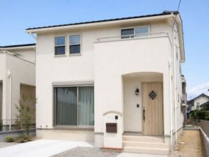 アイボリーカラーの南欧風ナチュラル住宅