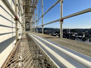 建物の周囲に建った足場から見る風景