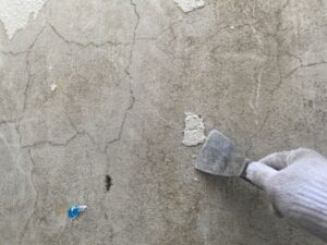 外壁の塗膜をはがすケレン